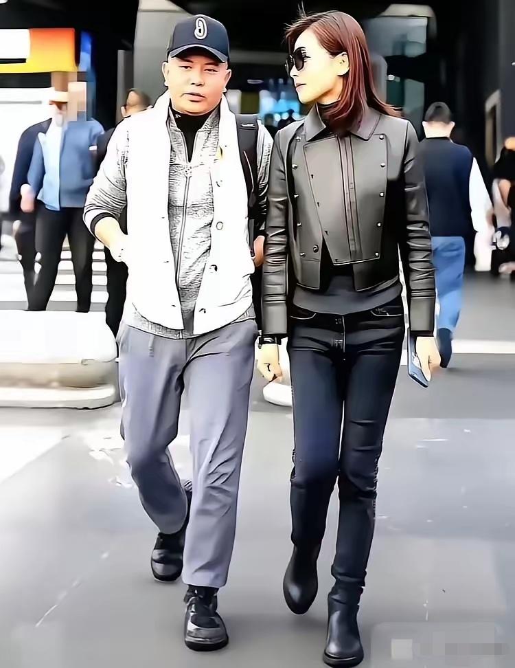 刘涛的身材真的很亮眼啊！人也长的漂亮，身材很匀称。穿着打扮也非常的时尚。和老公走