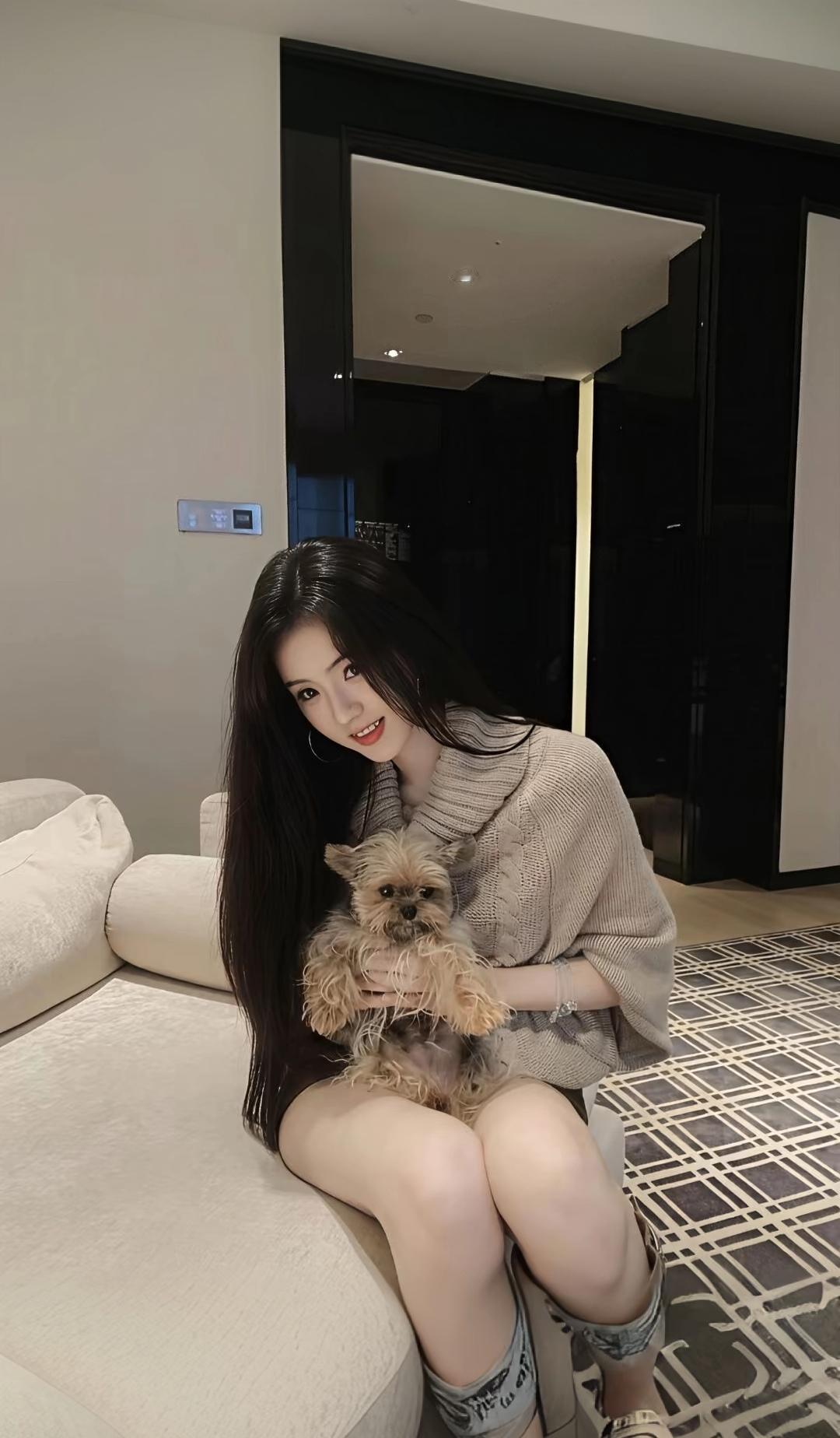 “夜晚的温馨时光，与爱犬共度”🌙🐶💕