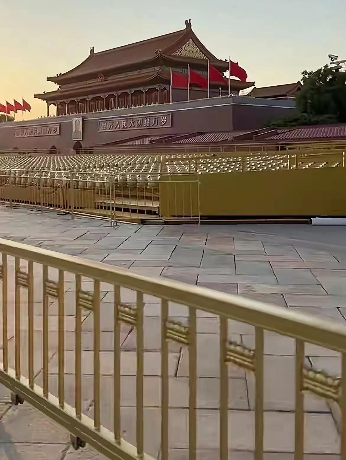 离我们国家大阅兵的日子越来越近了，看到天安门城楼修复一新，两旁安装完观礼台，真是