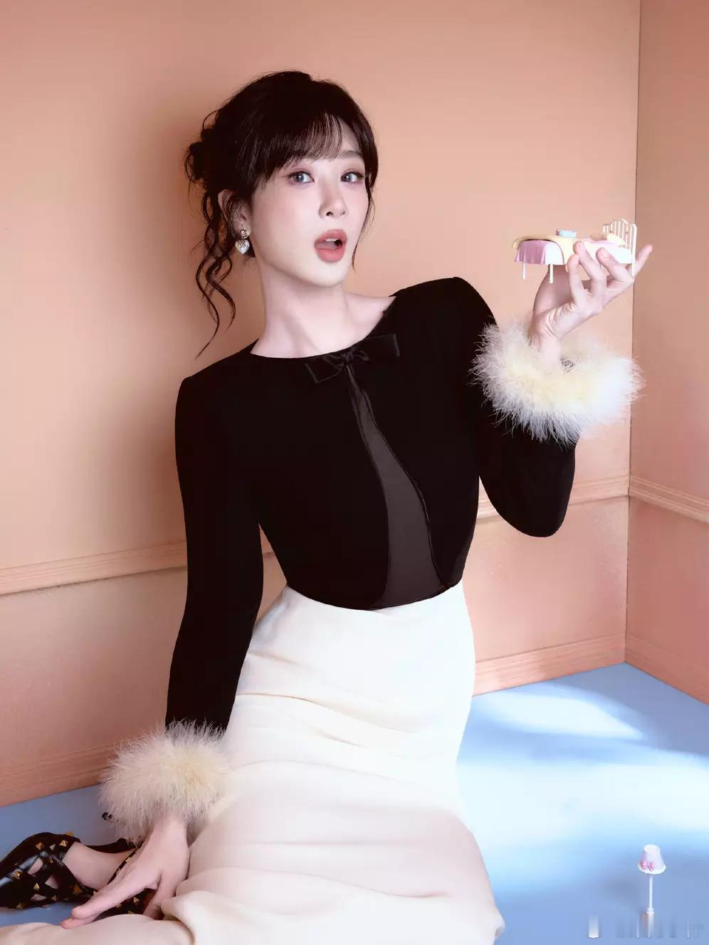 分享娱乐分享娱乐杨紫穿黑白礼裙勾勒曼妙身姿！宛若温柔千金气质在线