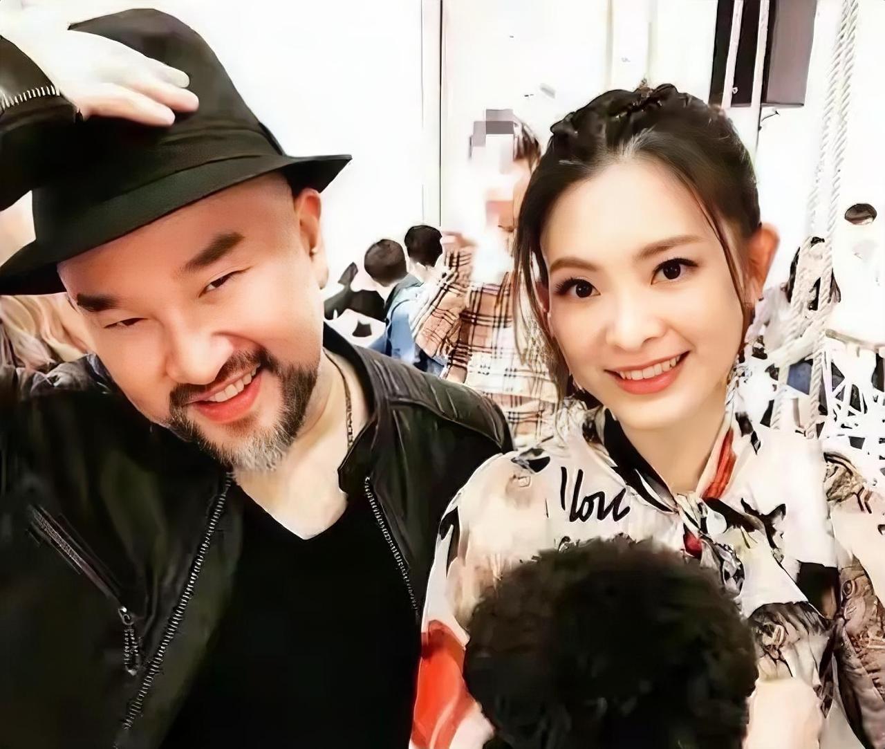 辛龙这人，挺狠的……对自己狠，说不复出就五年没消息；对舆论也狠，你们随便猜，