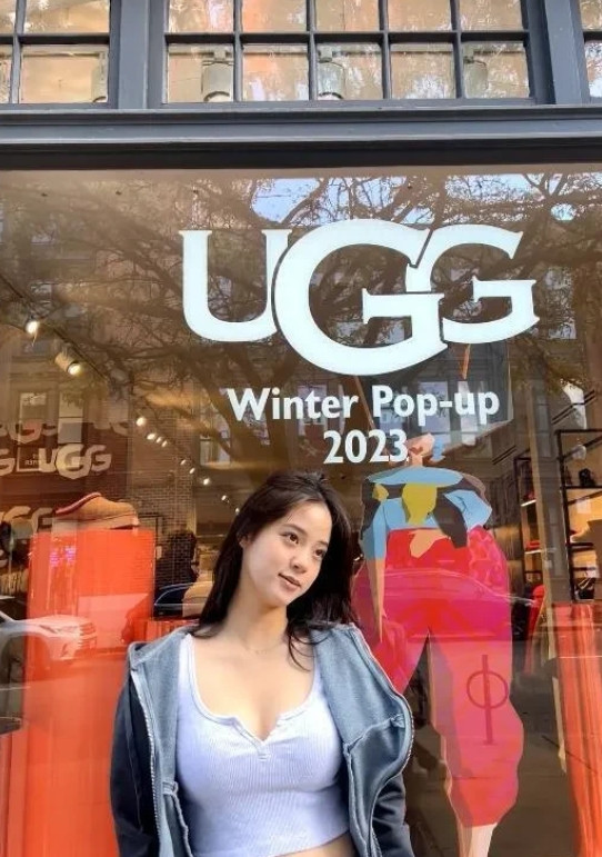 欧阳娜娜在UGG门店前杀疯啦！短上衣+外套，身材凹凸有致💥皮肤嫩到能反