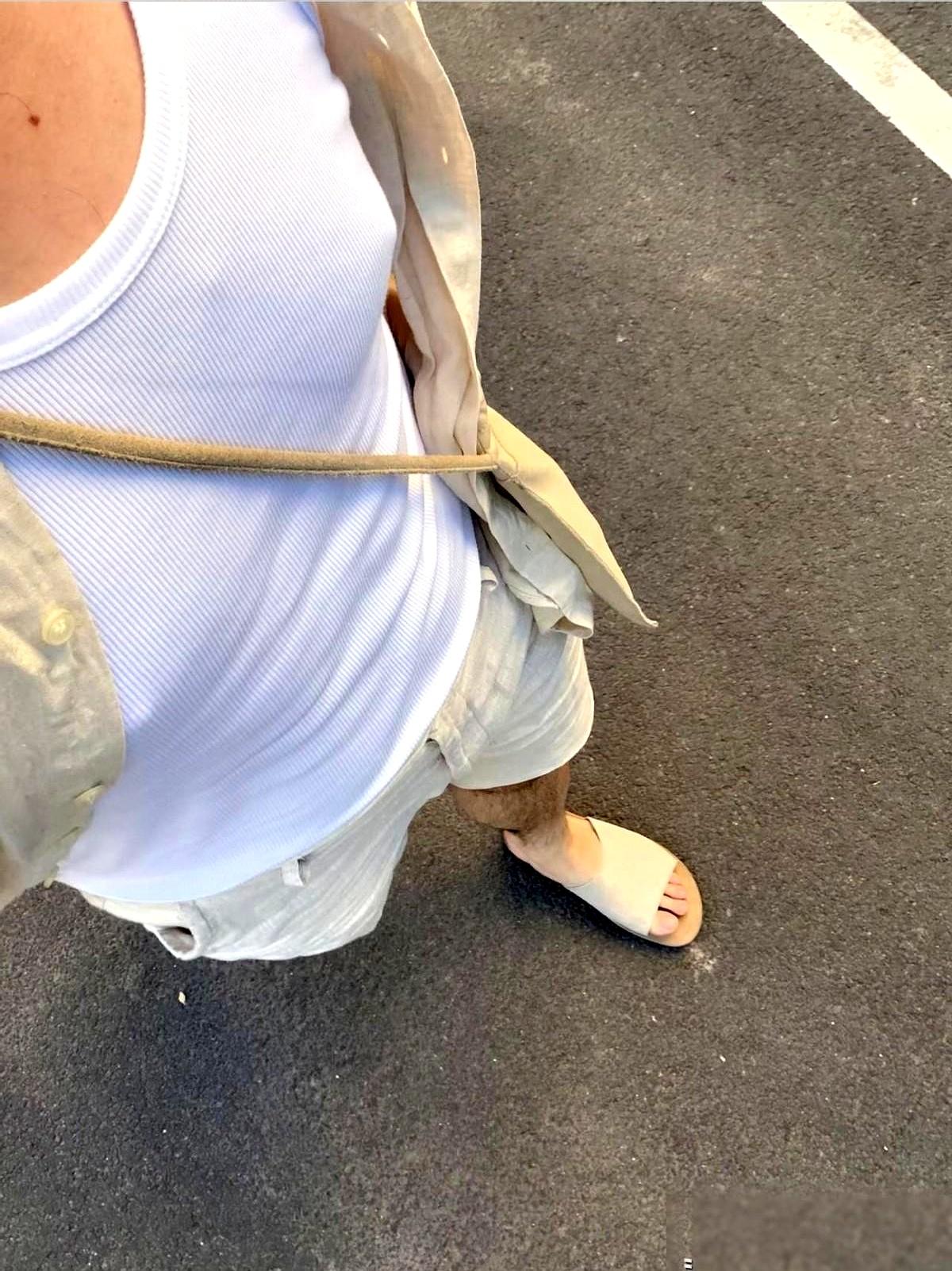 一张下班照，评论区差点先吵起来。有人盯着照片就问：“怎么不穿内衣？”结果没多久