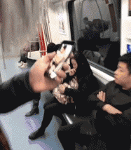 搞笑gif: 大妈, 你是来搞事情的吧?