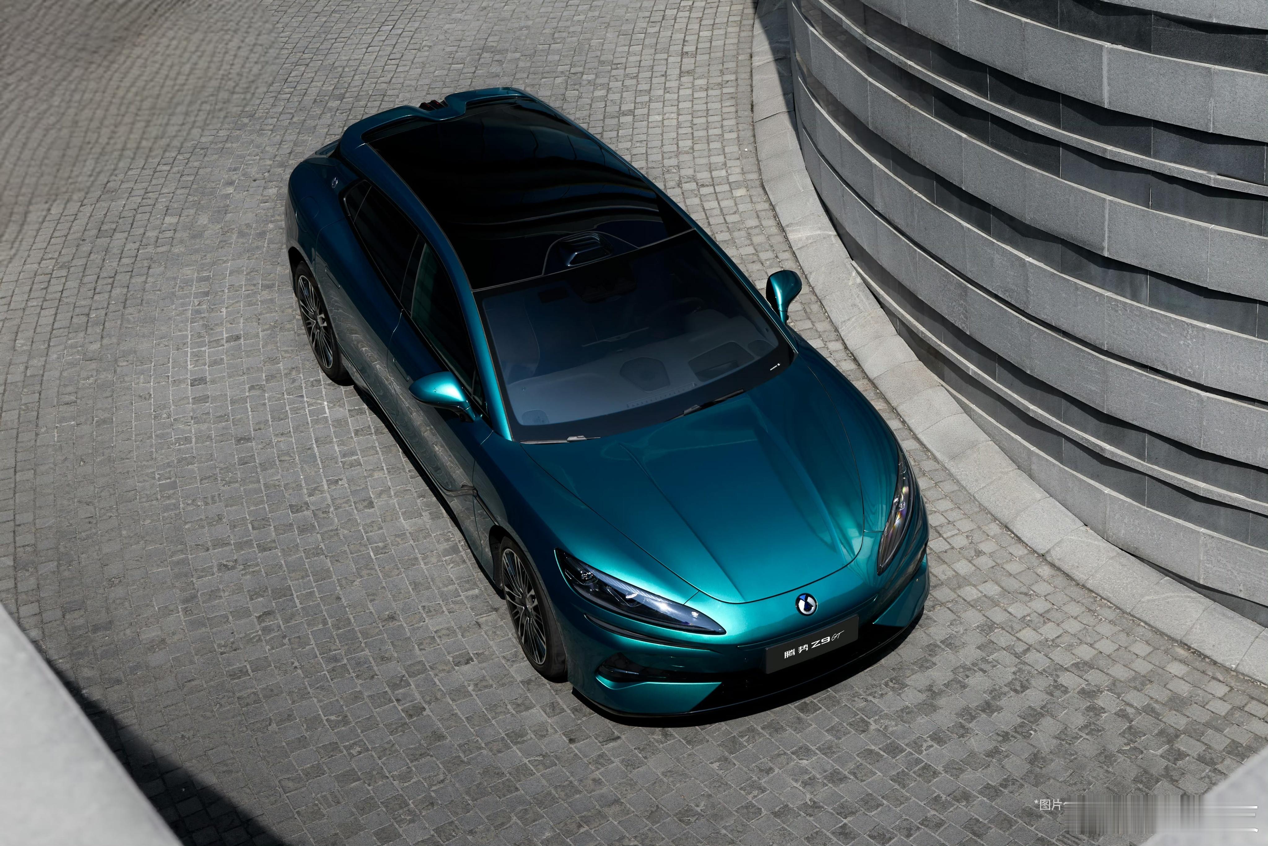 WOW！！！直接明牌，全新腾势Z9GT全新峡湾绿车色实车出街，配置全面跃升，料非