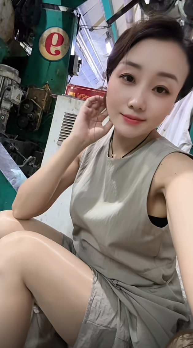 在纺织厂工作快热傻了。