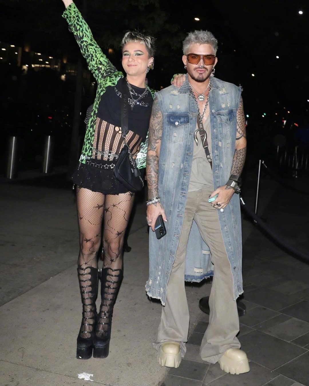 亚当·兰伯特（AdamLambert）与男友奥利弗·格利瑟手牵手现身布鲁克林，