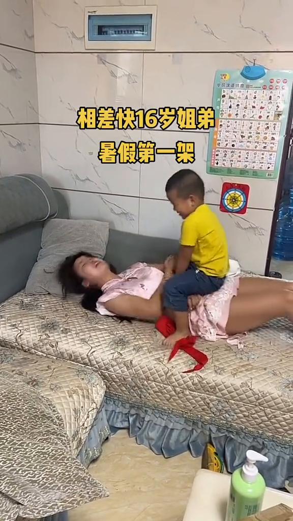 相差快16岁姐弟暑假第一架。有种感觉，怕这月球不说，约在一起打个电影、看个鸡。