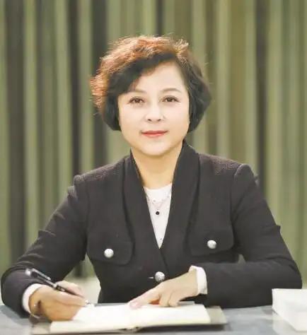 台长、总编辑、党组书记、传媒集团董事长几个光鲜头衔于一身的铁娘子杨晶，执掌黑龙江