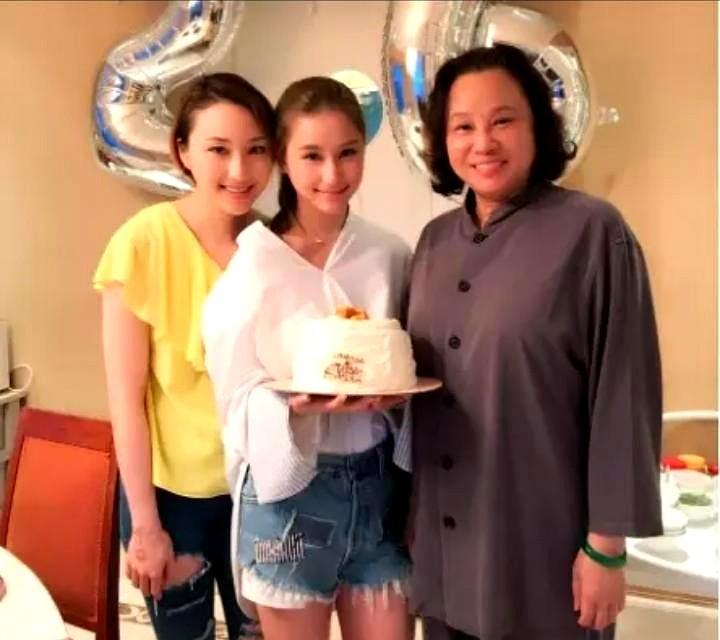 三太其实也没有大家说的那么抠门，何超莲结婚，她也给了一些珠宝和产业。据港媒爆料