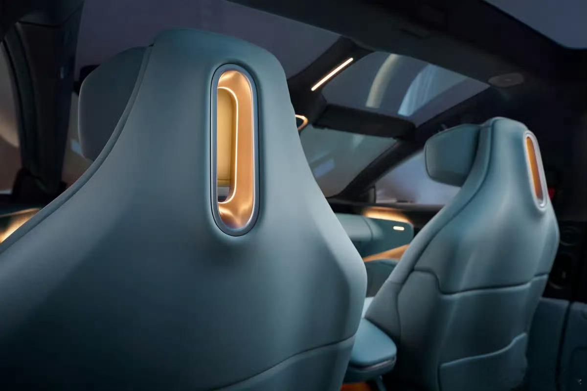 刚深度体验了阿维塔12，不得不说，舒适度比预想的更出色。核心亮点在华为ADS