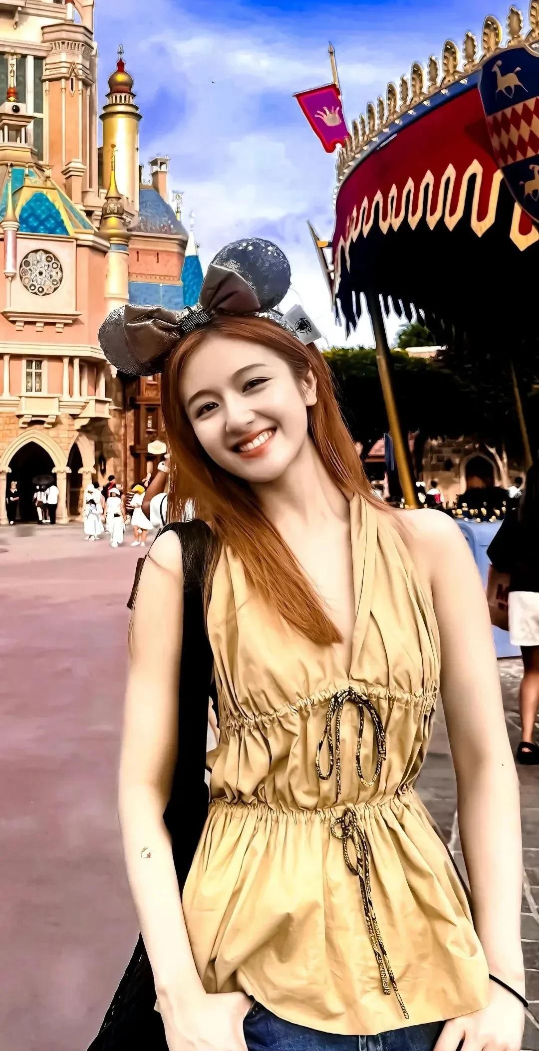 李兰迪在迪士尼杀疯啦！性感挂脖装大秀身材，皮肤白到发光，笑容甜炸，这状态谁看了不