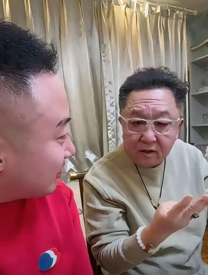 于谦在马场里喝酒吃肉肚子溜圆，周杰却在东北的黑土地里整整十年没碰过晚饭。同样是年过半百的年纪，这两个