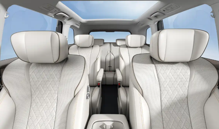 更多官图和配置信息曝光五菱星光L将于北京车展亮相从此次发布的更多官图来看，该车