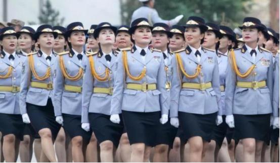 世界上最安全的两个国家，一个谁也打不过，一个谁也不敢打。世界纷纷扰扰，但有两个国