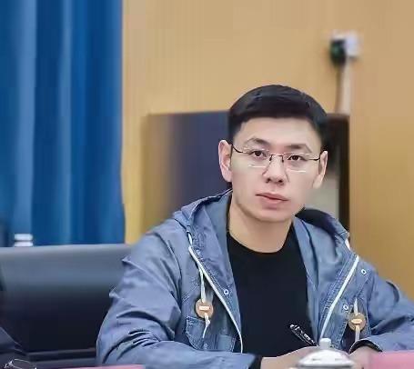 彭某某这场车位纠纷里，男友雷雨丰这个细节也很刺眼:通报写得很清楚，7月1日晚，彭