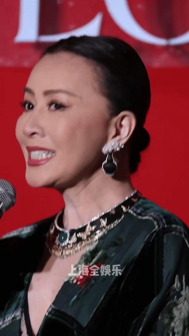 59岁刘嘉玲怼脸皮肤状态59岁刘嘉玲的怼脸皮肤状态堪称典范！光滑紧致，神采飞扬