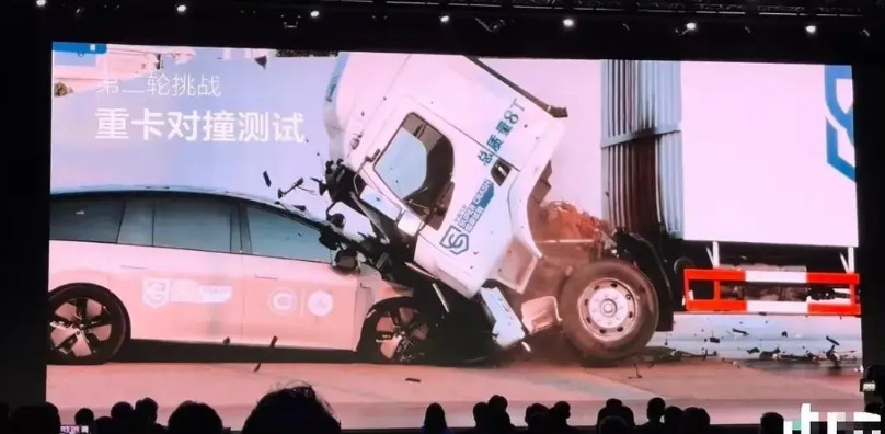 一，测试视频中的那个乘龙，车头未锁。二，那个乘龙，已经被拆成了一个空壳子（驾驶室
