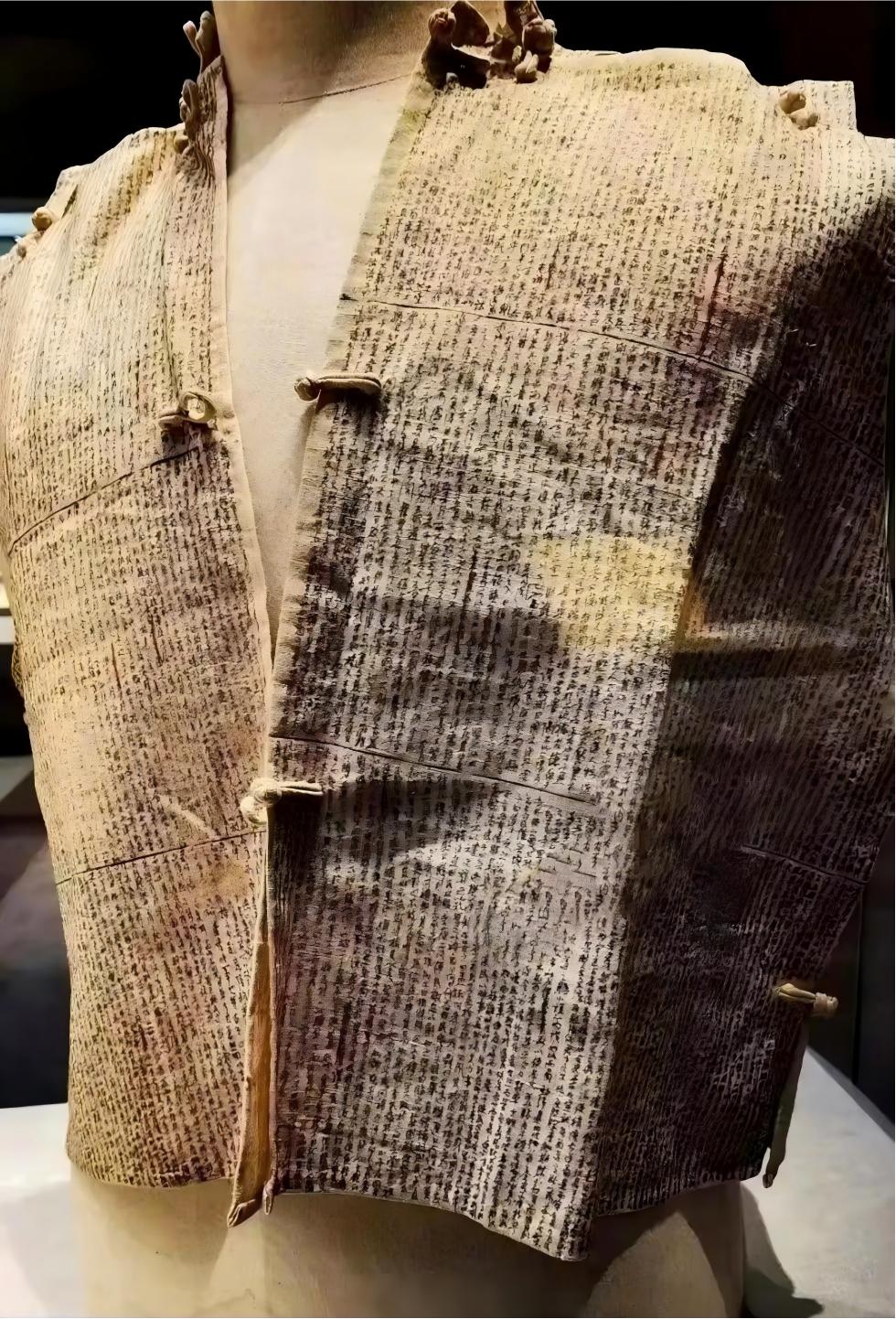 清朝时候，参加科举的考生发明的“作弊坎肩”：衣服上抄满了蝇头小楷，共有62篇八