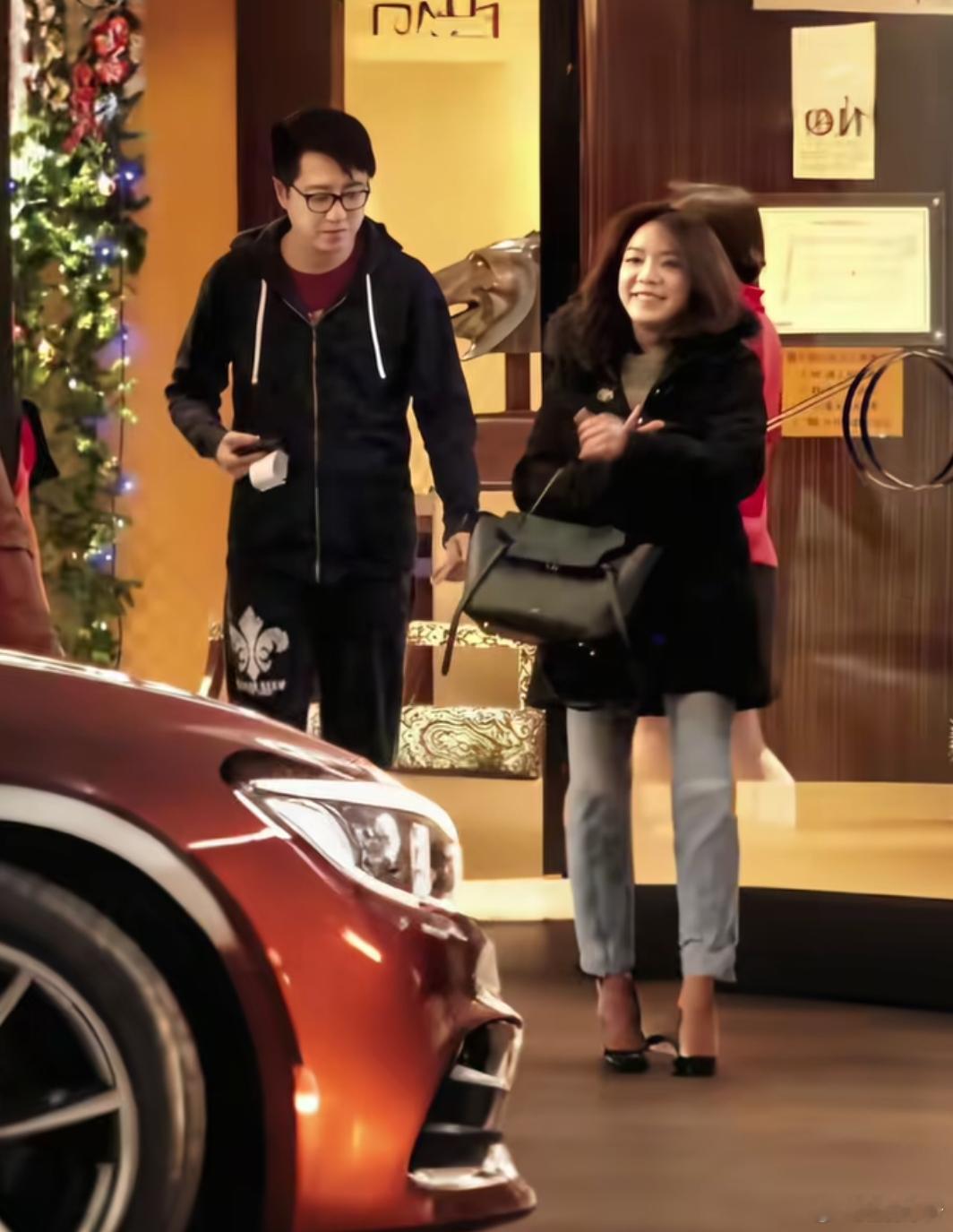 庾澄庆与现任妻子逛街被偶遇，她与伊能静不是一个风格吧！