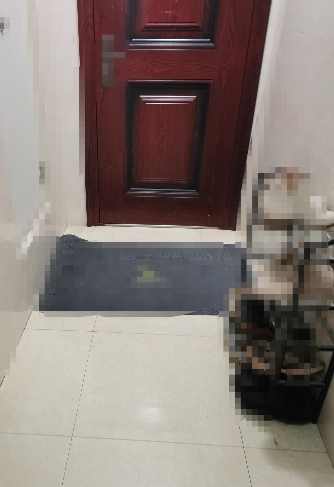 不明白这家住户为什么要把鞋子放在门外边，他们到底是为了干净还是为了什么别的。确实