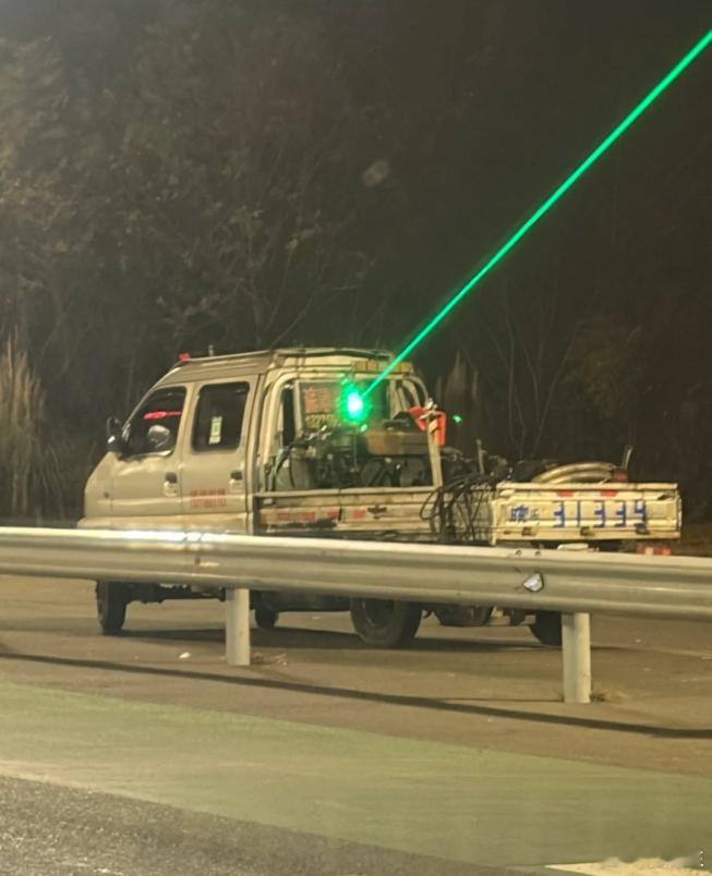 这是什么玩意？难道是车牌为31339的驾驶员在夜间打开了他的股票账户！