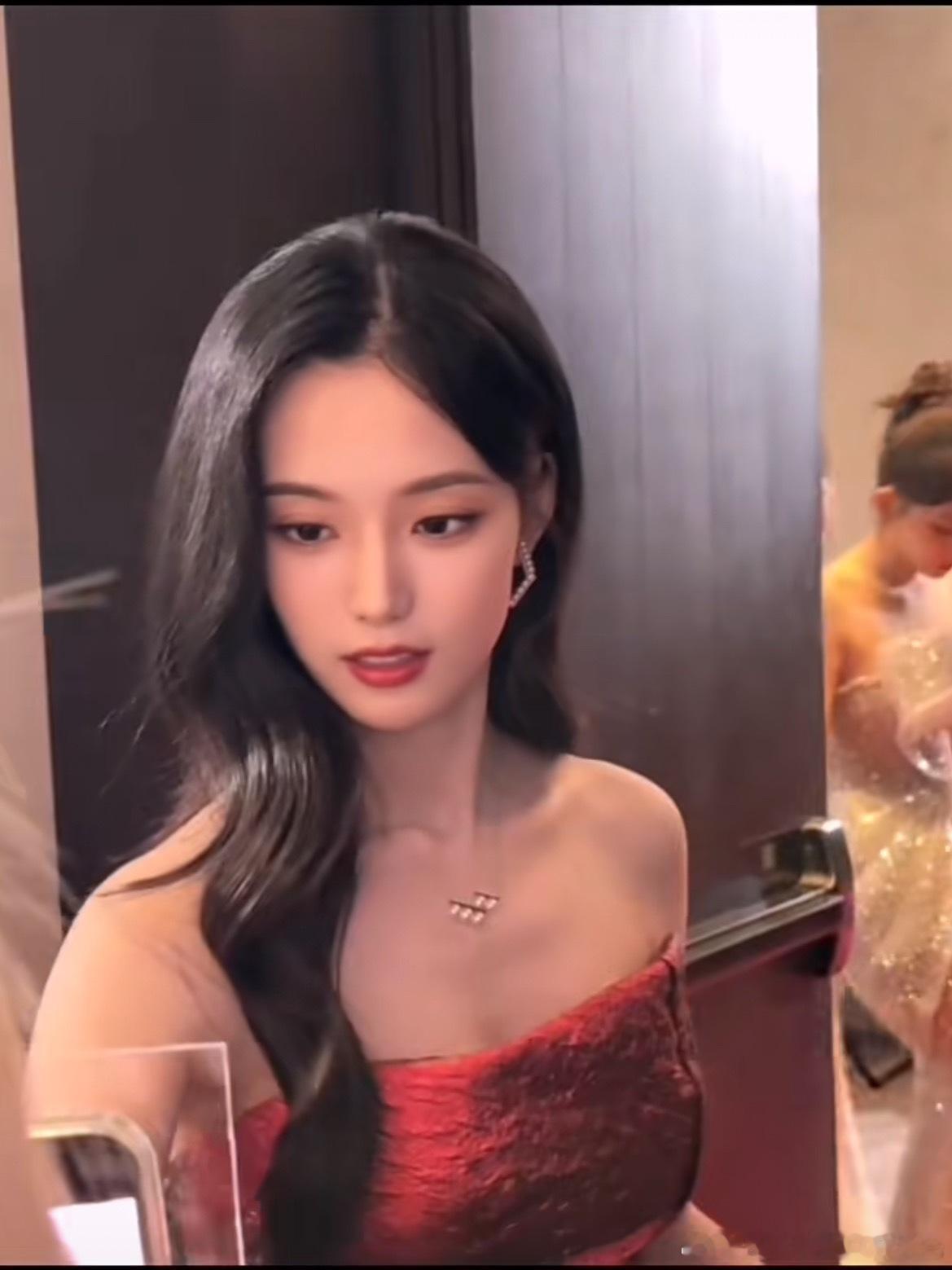 于洋把白鹿认成徐艺洋于洋的小眼睛又闯祸了，好巧不巧这次是在徐艺洋老公黄子韬面前说