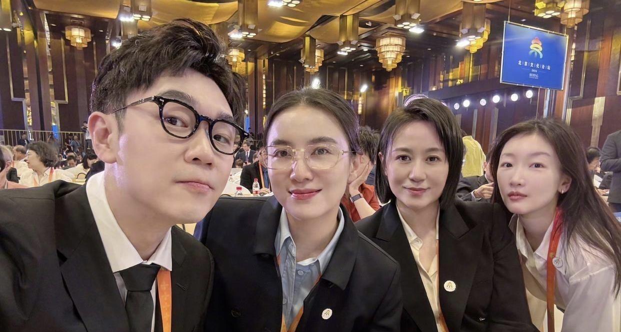 原来以为宋佳不管跟谁合影都不输，她颜值高气质又好，可一次被坐在最角落里的那个女孩