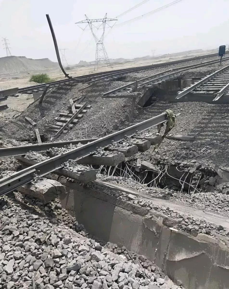 美军袭击伊朗基础设施，旨在切断革命卫队的补给半岛电视台报道，当地时间17日，