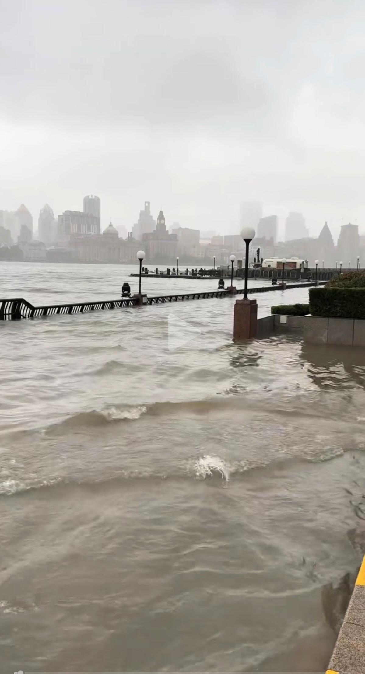上海黄浦江天文潮最高水位，水面要高于地面二米多，如果恰逢每小时高于100mm的暴