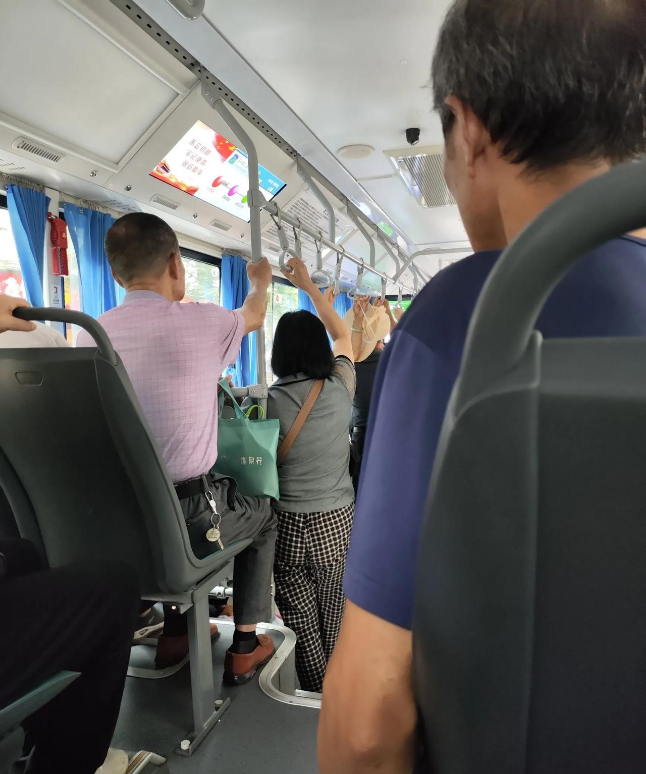 林女士与丈夫清晨起来赶去上班，一同挤公交。早高峰时人挨人挤得厉害，有一位打扮入时