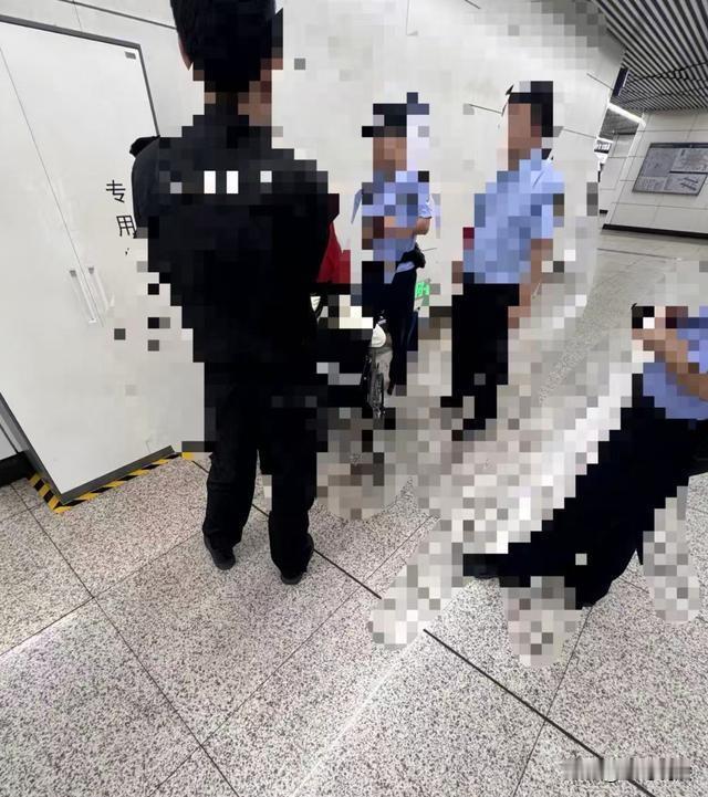 “想钱想疯了！”北京，一大学生在地铁上摔倒，腿部碰到了一女子腿上，同时也碰了别的