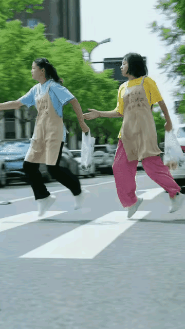 遵守交通规则，斑马线得这样走。