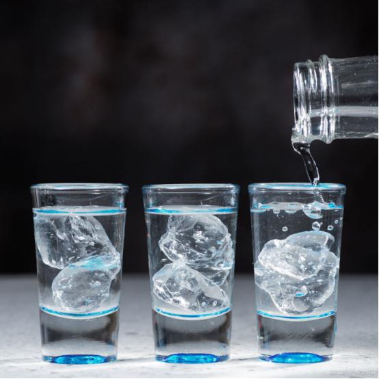 为什么白酒不能冰镇喝？你看夏天撸串，啤酒都得是冰的，透心凉才过瘾。可你什么时