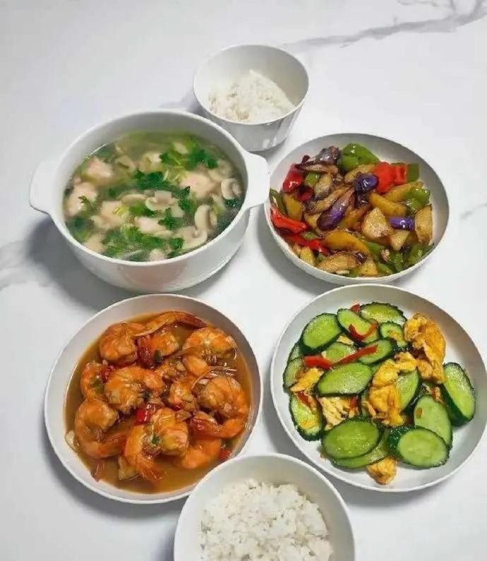 同样是晚餐，富人和穷人的区别。