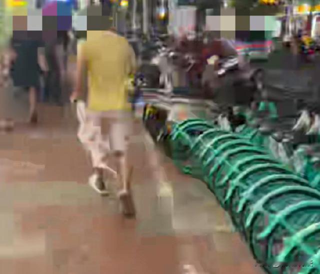 山西太原，一个40多岁的猥琐男，跟踪着两个年轻的女大学生身后，看到女生穿着裙子，