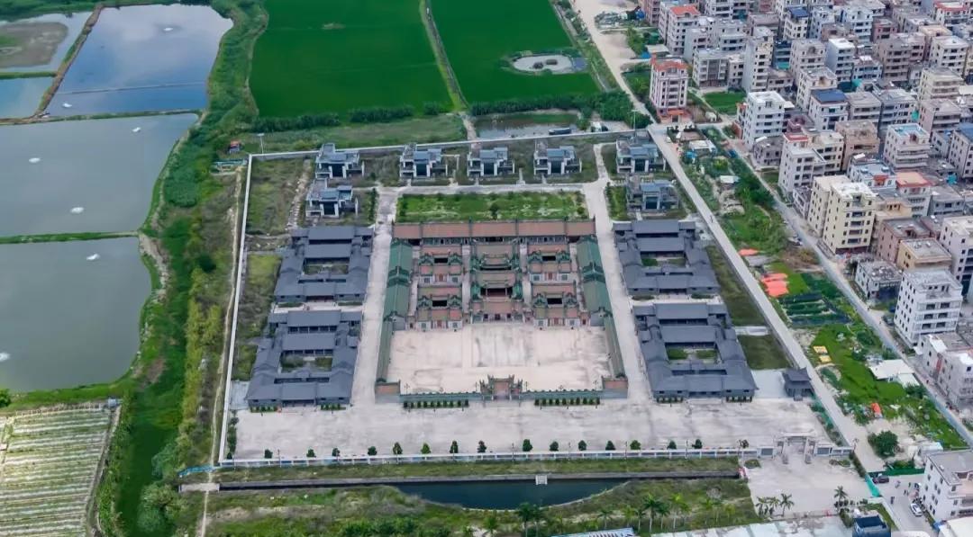 关于耗资上亿元的豪宅‘英之园”一夜之间被拆除，我有以下3点疑问：1、为什么拆除