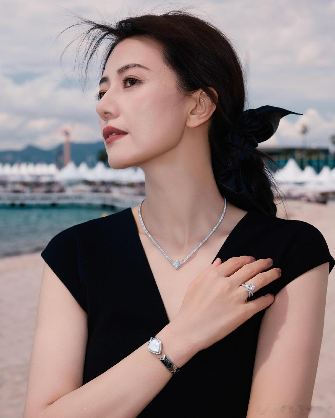 看到高圆圆和女儿去公园玩耍的新鲜路透！女儿蹦蹦跳跳超活泼，高圆圆陪女儿逛公园这活
