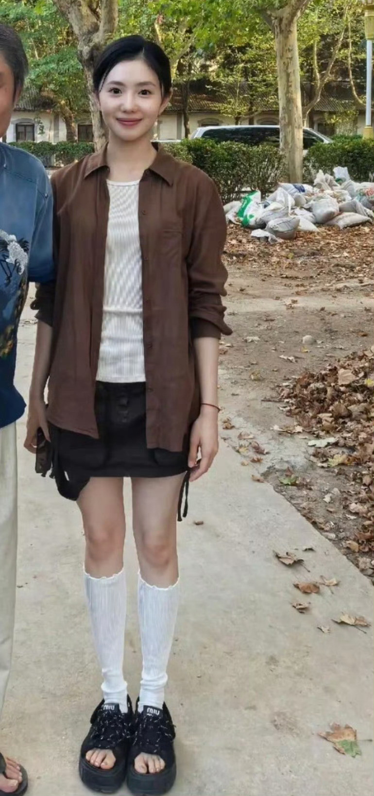 刷到这张照片我又在感慨了我们存是个什么样的存在呢就是女明星中穿的最朴素但永