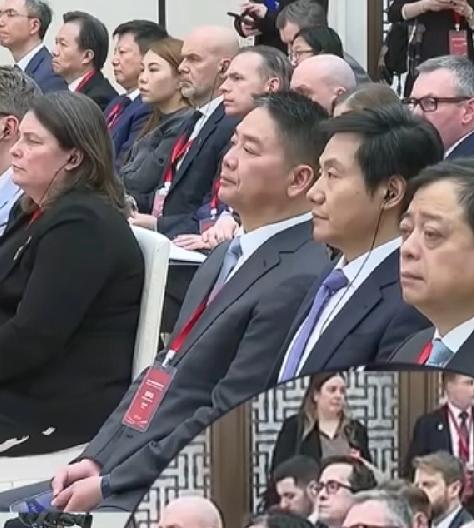 刘强东参加斯塔默访华中英企业家会议，被拍到与雷军同框而坐，据报道，刘强东还上台发