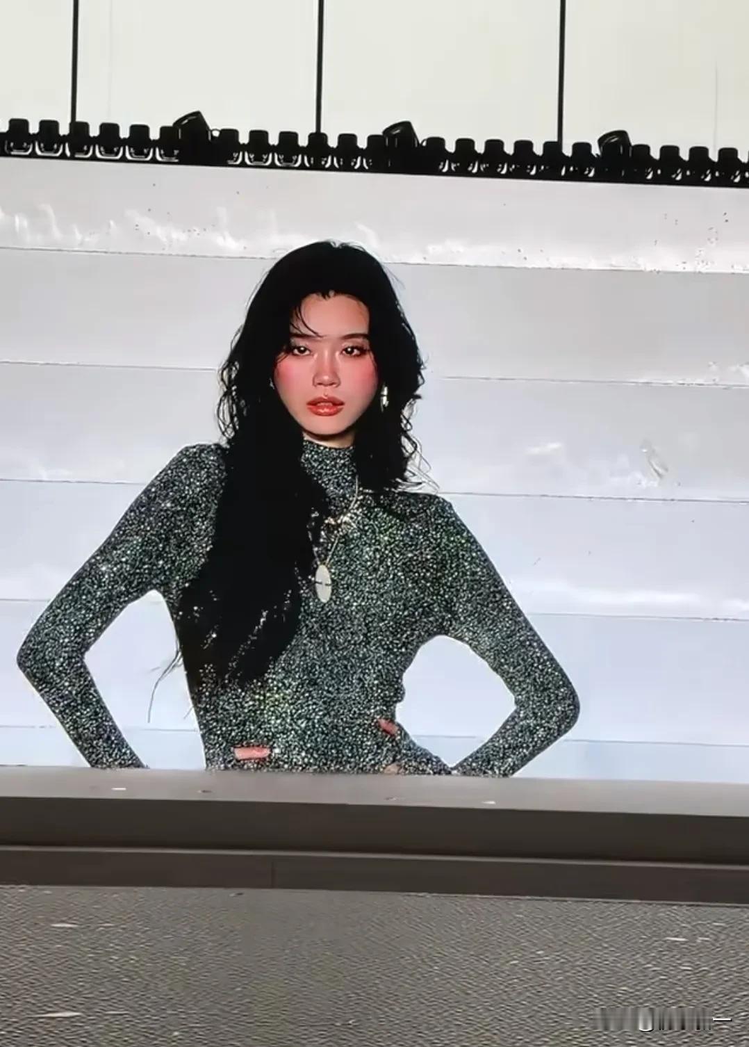 4月22日，奚梦瑶雨中走秀“超模”气场杀疯了[爱心]好曼妙的身材，好有福气的大气