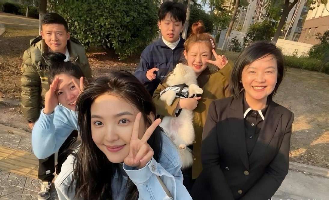章若楠一家子，她是中了基因彩票那个吧。
