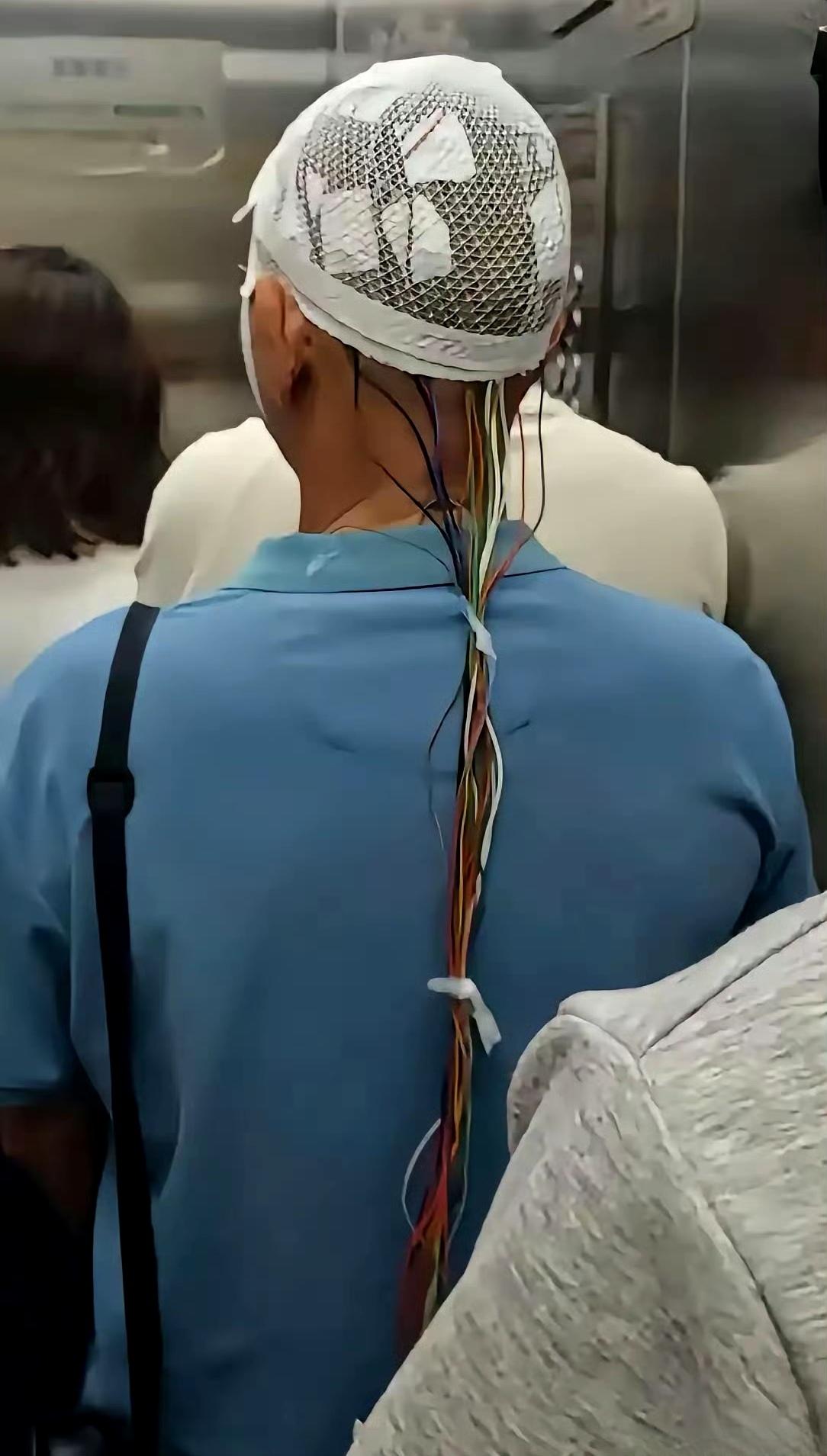 不懂就问，他戴的是什么东西？​​​