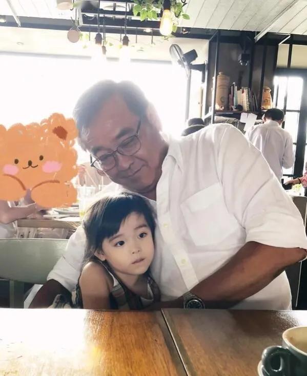 女友晒9岁女儿与尔冬升的合照。尔冬升圈外女友在社交平台晒出尔冬升与9岁女儿的