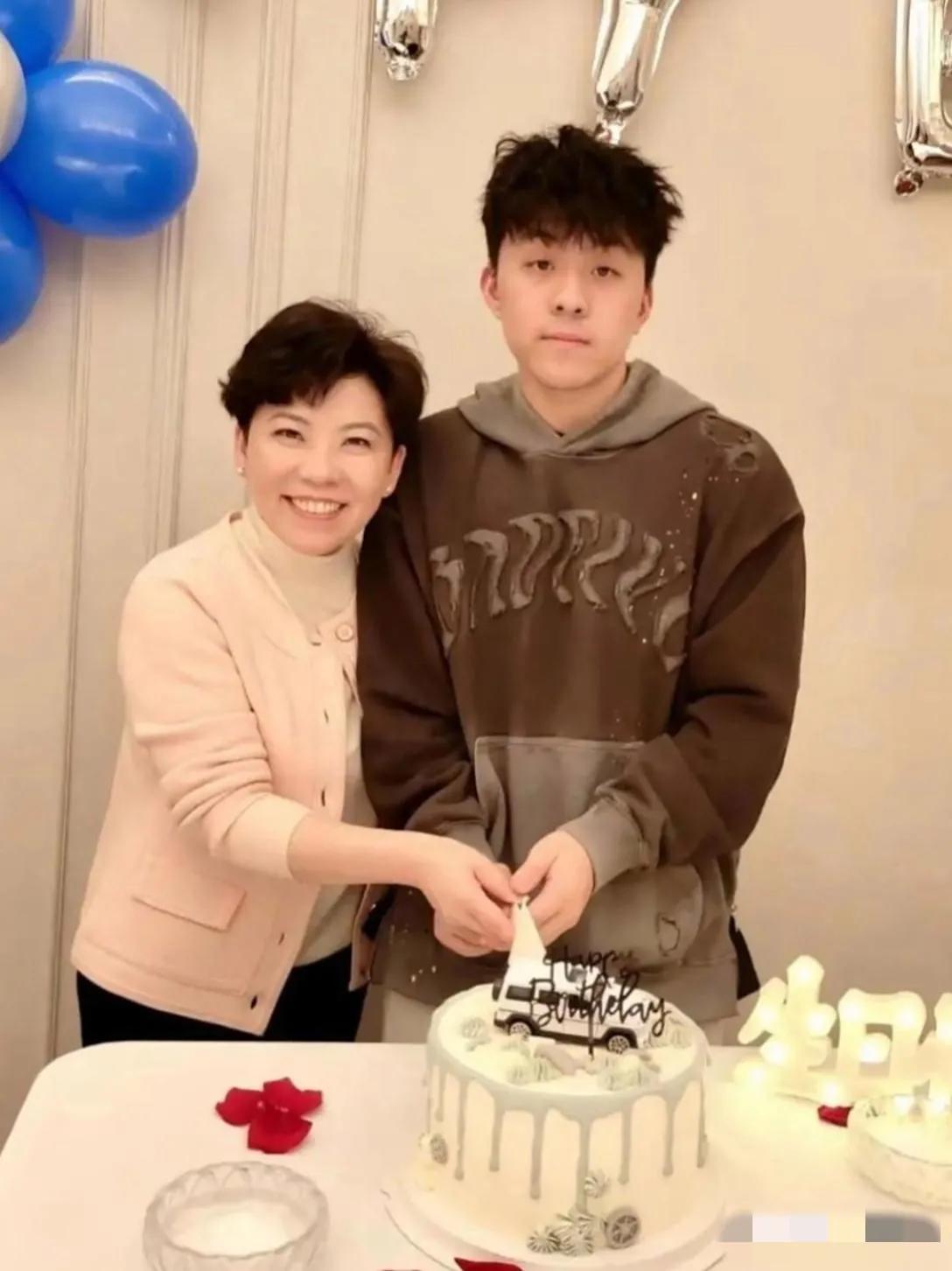 邓亚萍晒儿子庆生照：画面中的邓亚萍短发无瑕，喜容绽放，个头刚超过儿子肩膀；儿子短