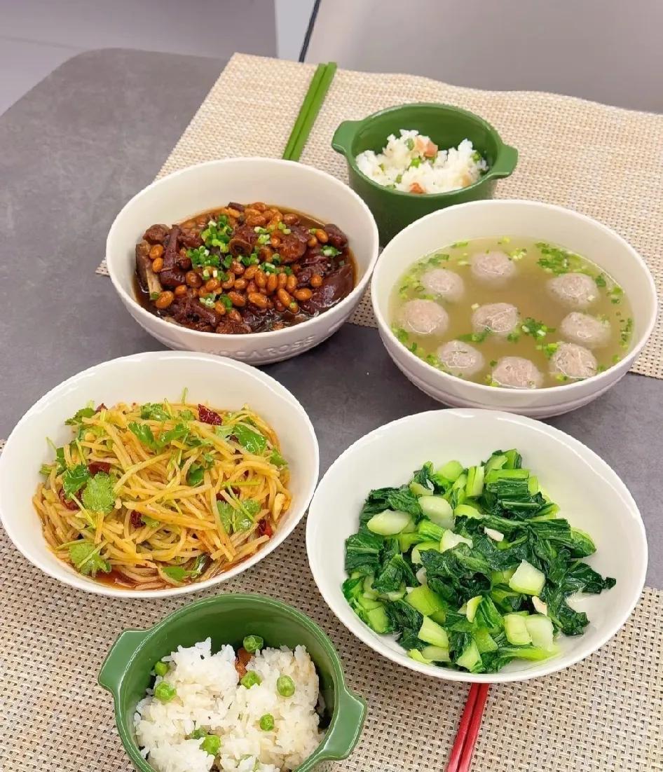 朋友老公已失业五个月，她也想开了，就让他放宽心歇一阵。大环境不好，千万不能瞎