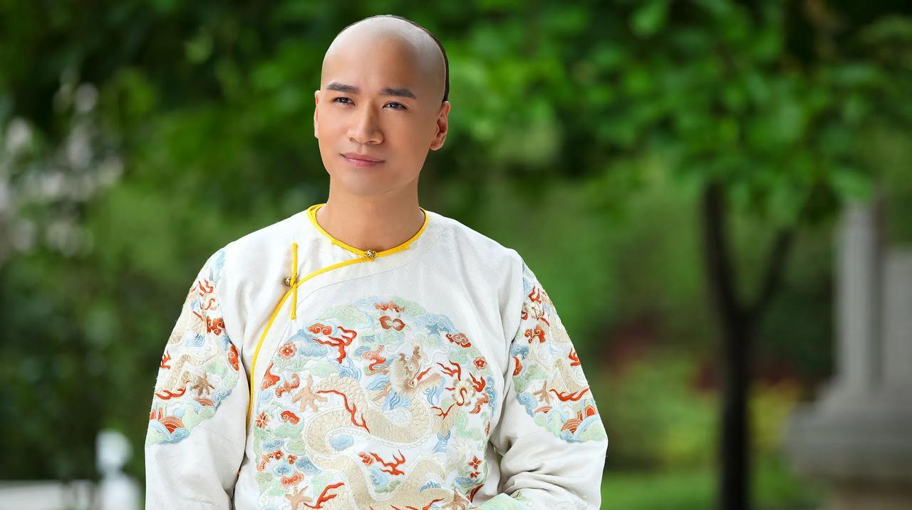 何晟铭现在的评论区和野史一样，不一定保真但绝对够野，一句“鱼正蹭为何晟铭诞下一子