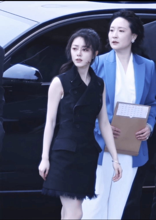 赵今麦高知事业型小聂总干练专业自带强气场，小聂总一出场就惊艳，赵今麦把角色演