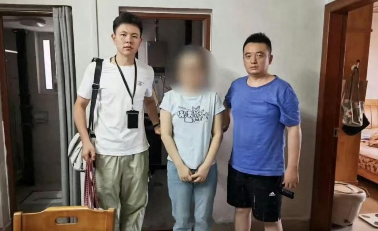其实内娱很多粉圈经济都是灰色地带，比如站姐卖pb，还有卖娃娃，都是非法出版来的明
