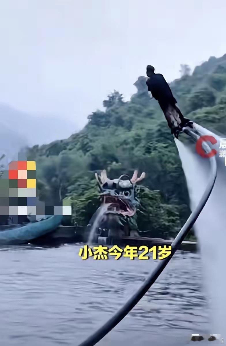 近日，广东清远笔架山，水上飞人项目教练小杰溺水身亡。据他姐姐说，是水管爆裂，那个
